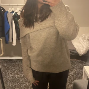 Offshoulder tröja - Är ganska perfekt men lite oversized, väldigt stretchiga, inga skador, fint till sommaren! OBS! frakt ingår ej i pris!