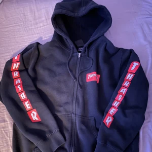 Thrasher hoodie zip up - Skön zip up hoodie, inköpt för flera år sen men de senaste år har bara legat i garderoben, bra skick. Hör av dig om du har någon fråga!