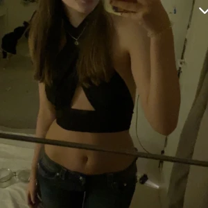 Svart festtopp - Säljer denna svarta toppen då jag aldrig använder den. Har använt en gång, vet inte vart den är ifrån eftersom lapparna är borta! Storlek S! Köparen står för frakt! Inga defekter, helt i nyskick! 