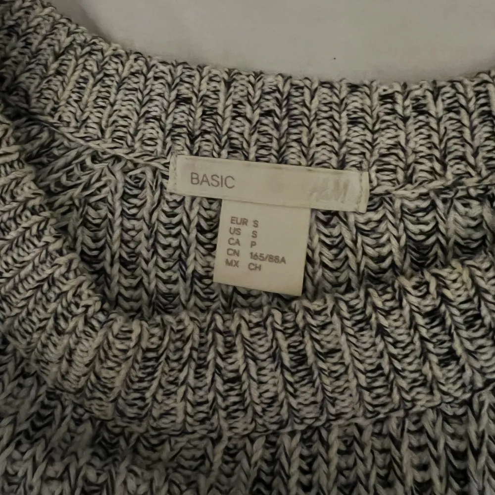 Superfin stickad tröja från H&M i jättefint skick som inte kommer till användning!🥰. Tröjor & Koftor.
