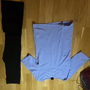 Blå topp XL - Samt svarta byxor Stl S  Blå topp Gina 