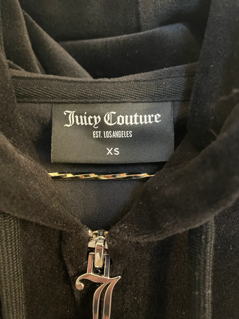 Svart juicy couture tröja i storlek xs. Endast andvänd 2 gånger.💘 Inga fläckar eller något sönder💗 frakt tillkommer på 69kr! Kan även mötas upp💗. Tröjor & Koftor.