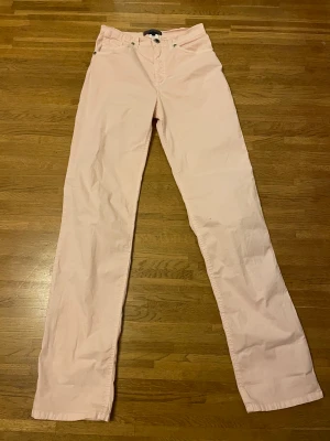 Jeans - Ett par rosa jeans som inte kommer till användning längre. De är straight leg och går ungefär till naveln på mig som är 164cm. 