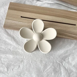 hårklämma - Säljer denna hårklämma, aldrig använd och kommer inte till användning. Bilden är lånad 🫶🏼🫶🏼 40kr + frakt på 15kr 