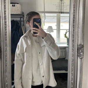 Vårjacka beige  - Beige snygg vårjacka i storlek XXS men passar mig som vanligtvis har storlek S💕 300kr+ frakt men priset kan diskuteras!