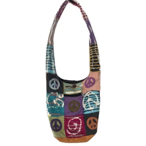 Hippie Axelremsväska  - Ascool lång hippie tyg-axelremsväska! Den har ett hål i själva tyget längst upp (se bild två). Frakt står du för, DM:a vid intresse och priset går alltid att diskutera!