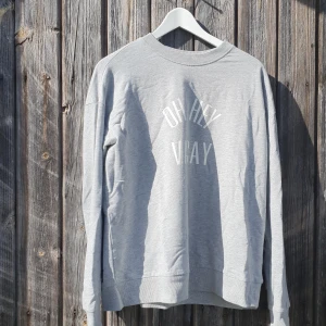 Tröja med text Oh hey vacay  - Grå tröja med vittext "Oh hey vacay" från 157