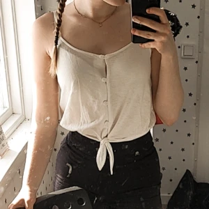 Linne/Blus med knytning  - Ett finare linne/blus som jag säljer för den aldrig kom till användning, endast testad, skriv om du undrar över något eller vill ha fler bilder💖