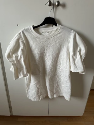 Vit tröja  - Super mjuk och söt t-shirt passar till allt💗💗 Har klippt av lappen men passar mig som brukar ha S i toppar💗