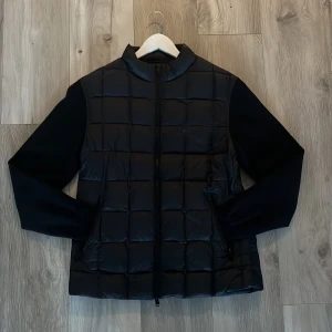 Massimo Dutti Hybrid Jacka - Storlek: L Skick: Väldigt bra, 9/10👌🏼  Använd ett fåtals gånger Nypris: Ca 1400