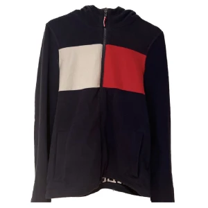 Tommy hilfiger fleece kofta - skön kofta från tommy hilfiger som är i bra skick och sparsamt använd. Står storlek 174 men uppskattar den till en s/m unisex. Pris kan diskuteras! (be om mått ifall ni är osäkra)