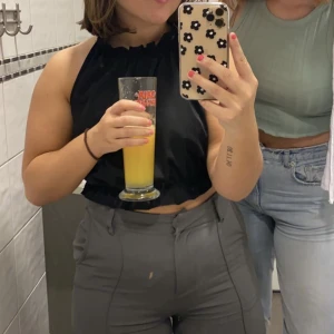 Topp - Säljer denna topp med öppen rygg, storlek L men passar fler storlekar då man knyter den själv i ryggen, köparen står för frakten 