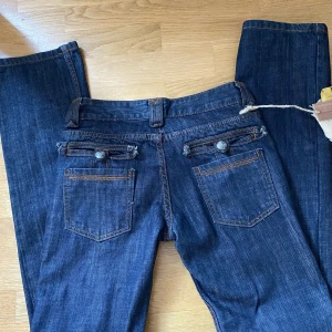 Lowwaist vintage jeans ! - Oanvända, snygga, lågmidjade jeans!   Jätte sköna och snygga, tyvärr passade de mej inte men vill sälja de vidare så snabbt de går <3