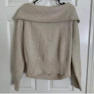 Populära off shoulder tröjan från H&M , använd fåtal gånger pga att den är för stor☺️