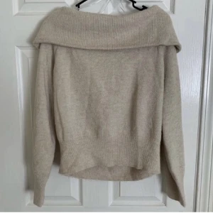 Off shoulder sweatshirt  - Populära off shoulder tröjan från H&M , använd fåtal gånger pga att den är för stor☺️