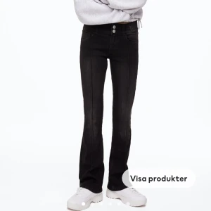 Bootcut/flare jeans - Säljer de här jätte fina slutsålda hm jeansen. Byxorna är flare och använda cirka 1 gång pågrund av att de är för korta. Längst ner är byxorna uppsprättade för att de ska vara längre 💕 ( köparen står för frakten ) pris kan diskuteras 