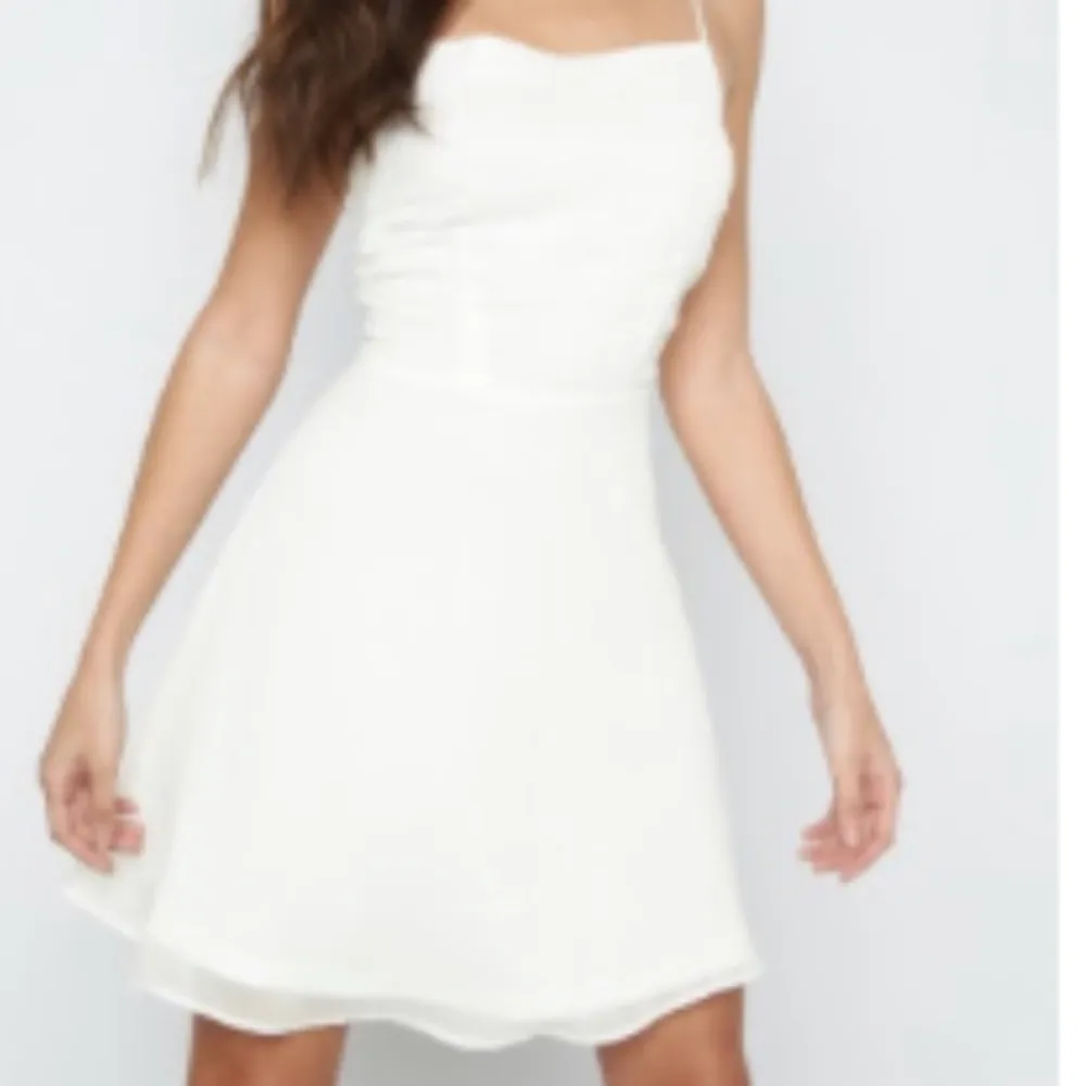 En snygg vit klänning från Bubbleroom.  Använd en gång och är i gott skick. Orginalpris 499. Klänningar.