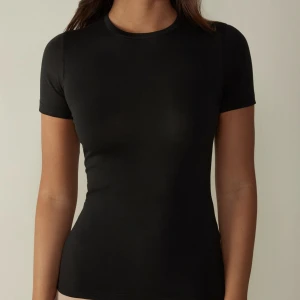 Intimissmi tröjor - Säljer mina 3 intimissmi tröjor i alla olika tre färger eftersom att jag köpte fel storlek. Har aldrig använt någon av de förutom att bara testat dom, har tyvär inte lapparna kvar på eftersom jag trodde jag skulle behålla dom. (100kr st)Alla är i strlk(S)