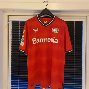 Bayer Leverkusen fotbollströja Odilon  - Bayer Leverkusen fotbollströja med nr 6 Kossonou på ryggen, den gamla Hammarbyförsvararen. Nyskick. Storlek XL, men passar även L.