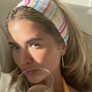 Djerf Avenue hårband - Säljer detta assnygganoch trendiga hårband från Djerf Avenue! Aldirg använd då den inte riktigt är min stil❤️