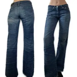 Så snygga Versace jeans! Kan inte lova de är äkta, köpte de på humana! Små slitningar kan förekomma, men inga stora defekter😇 81cm i innerbenslängd & 40cm i midjan (mätt rakt över)! Hittar ingen strlk men typ strlk 27
