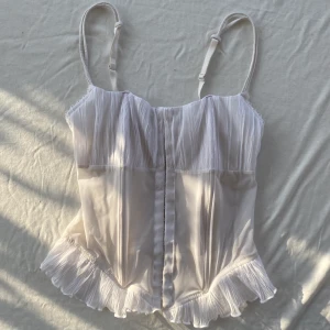 Korsett topp  - Vacker korsett topp. Knäpps med hakar fram och har justerbara band. I mesh, därav lite genomskinlig. Perfekt skick, aldrig använd. Har inga lappar men uppskattar till ca S. Säljer pga behöver pengar. Köps via Swish eller köp nu 💋