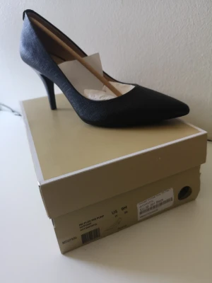 Michael kors pumps - Säljer mina helt nya oanvända Michael kors pumps pga helt fel köp. De kom aldrig till användning 