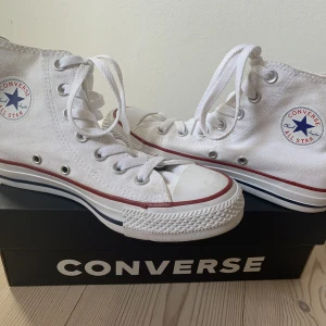 Vita converse - Jätte fina skor som är perfekt till våren och sommaren. Använda 2 gånger då det inte passa. Dem är i storlek 36 men är nästan stora på mig som har storlek 37. Ny pris 750kr!❤️