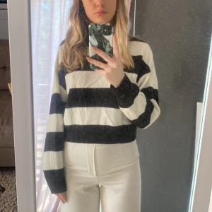 Randig tröja - Tunt stickad randig tröja, med något högre hals. Medellång, är 165 cm. Vid frågor kontakta mig via pm.