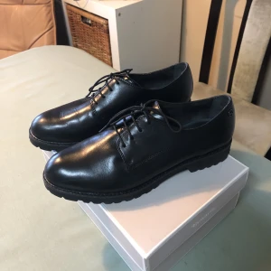 Tamaris skor - Tamaris skor, använda endast 2 gånger. Storlek 40, passar storlek 39.  Stockholm