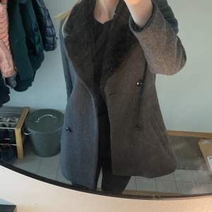 Säljer denna grå kappa i storlek XS💗 använd ett fåtal gånger och är i bra skick 💗
