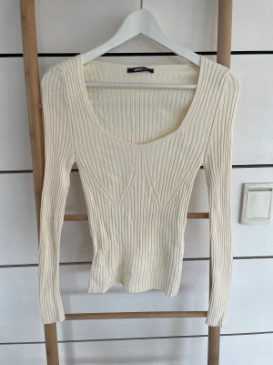 Stickad långärmad  - Stickad långärmad tröja i cremefärg. Oanvänd. Från Gina tricot i strl s. Köparen står för frakten