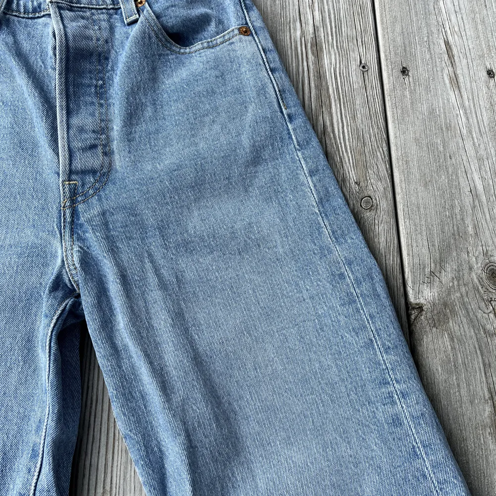 Ett par ljusblåa levi’s jeans i modellen ribcage straight som blivit för små för mig. Har använts sparsamt och är därför i bra skick. Storlek 23/minsta storleken. Mildjemåttet är 63 cm. Nypris är 1200 men säljer för 400 kr + frakt. Skriv vid intresse. . Jeans & Byxor.