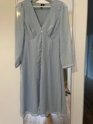 Klänning  - Klänning som knappt är använd.  Storlek M  Vero Moda