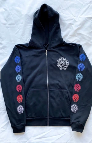 Chrome Hearts Hoodie Multi Färgad hästsko - Storlek M Använd men i jätte fint skick Accepterar bud Redo att postas när som helst Köpt för 740€