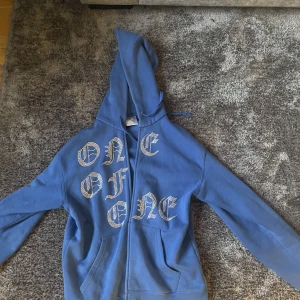 Kläder  - Säljer min blåa oneofone tröja, väldigt bra skick använd ett fåtal gånger. Säljer pågrund av att den blivit för liten för mig. Storlek medium