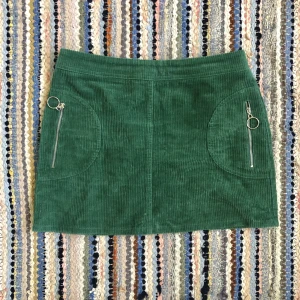 Grön manchester kjol - Kort kjol i manchester med fickor i storlek M.