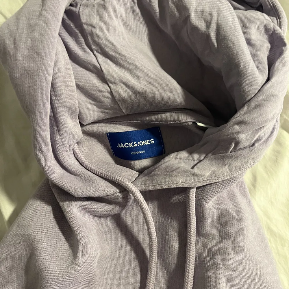 Säljer min Jack&Jones hoodie då den blivit för liten. Hoodie har tryck på ryggen och är storlek S. . Hupparit & Collegepaidat.