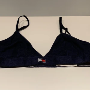 BH Tommy Hilfiger - Storlek S Marinblå  Axelbanden är justerbara, går att haka loss och korsa bak. 