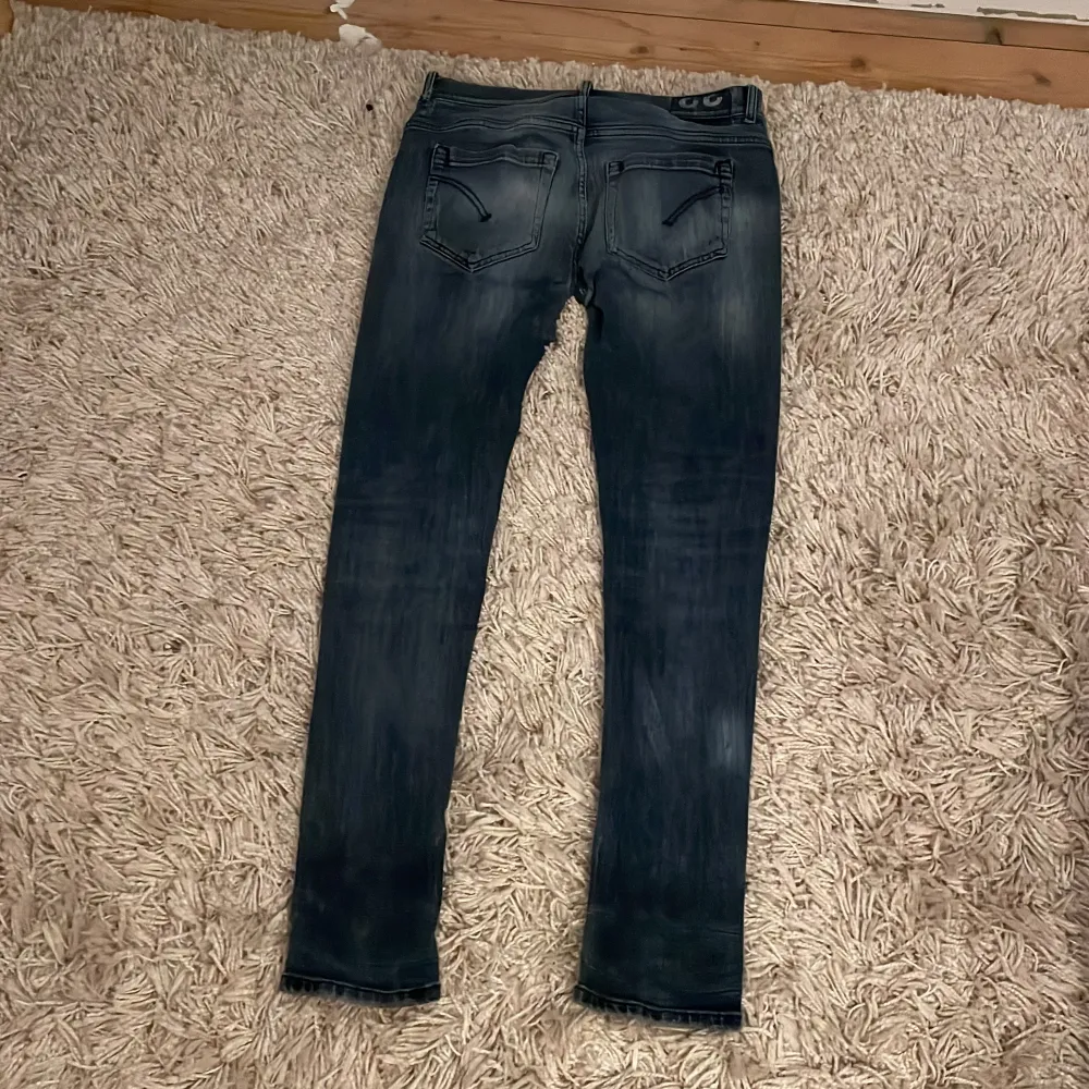 Säljer ett par dondup jeans i relativt bra skick bara att skriva om det finns frågor.. Jeans & Byxor.