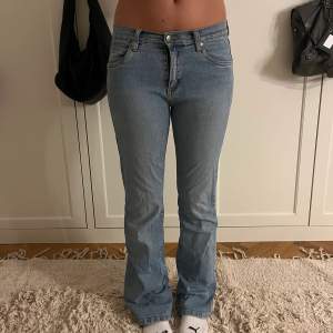 Najs lågmidjade jeans som sitter super najs! Modellen är 169 cm🥰 super bra skick!