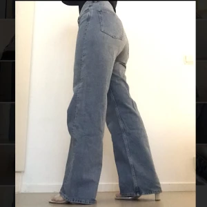 Jeans - Mango  - Som nya, endast använda en gång. Säljer på grund av fel storlek & längd. Är 162 cm, på mig är dem väldigt långa.  