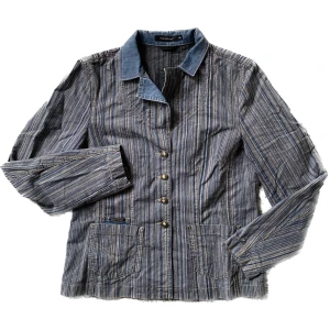 Jeans kavaj - Så fin jeans kavaj! Inte sätt några defekter. Strlk 42.