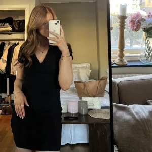 Kort svart klänning - Ribbad klänning med V-ringning💕