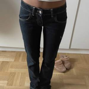 Skitsnygga lågmidjade jeans från fornarina🤩 Midjemått 34 cm tvärs över och innerbenslängd 83 cm. Storlek 26 men sitter som en 34