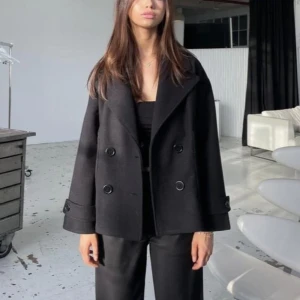 Svart kappa - Säljer min svarta kappa från design by si då denna inte kommer till användning längre💘💘den är i storlek M/L men passar lika bra på XS/S🤩💘 vänster ficka är lite sydd i hörnet men inget som syns💘