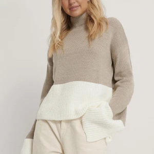 Stickad tröja  - Säljer denna gosiga tröja från NAKD. Perfekt nu till hösten💕hör av er vid frågor 