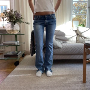 Lowwaist jeans - Lågmidjade jeans! Modell 169 cm Innerbenslängd 80 cm Midjemått 38 cm rakt över
