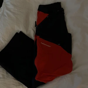 Skalbyxor peak performance  - Jättesnygga skalbyxor från Peak, endast använda 1 vecka Kan tänka mig gå ner i pris. 