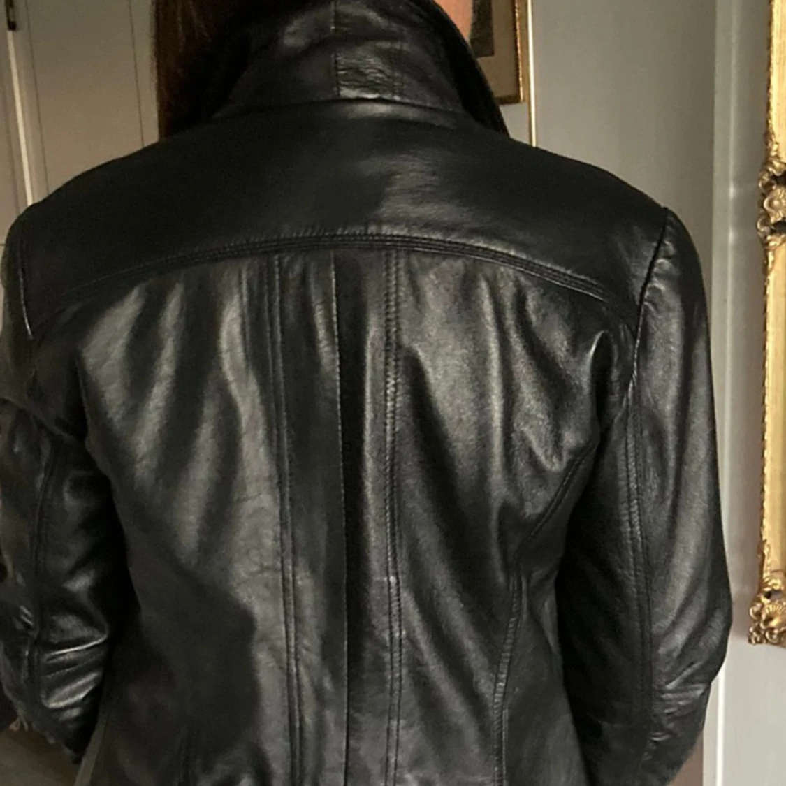 Svart läderjacka i mjukt nappaskinn. - 90